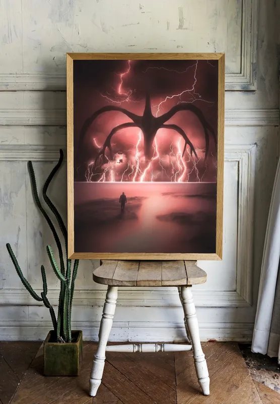 Постер «Очень странные дела — Surfer Boy Pizza» над диваном в гостиной