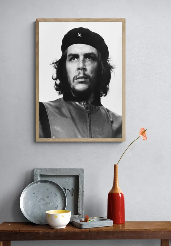 Постер «Постер Че Гевара — легендарное фото Альберто Корды» на стене в офисе