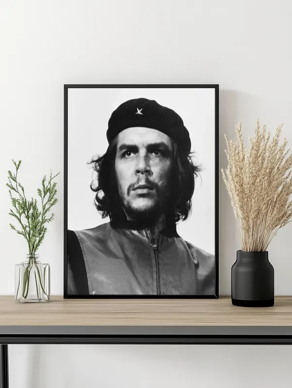 Постер «Постер Че Гевара — легендарное фото Альберто Корды» над диваном в гостиной