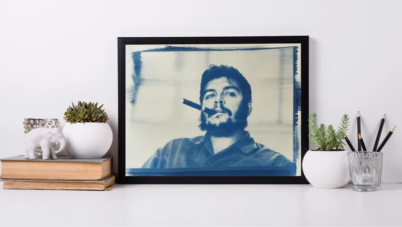 Постер «Постер Че Гевара с сигарой — цианотипия» на стене в офисе