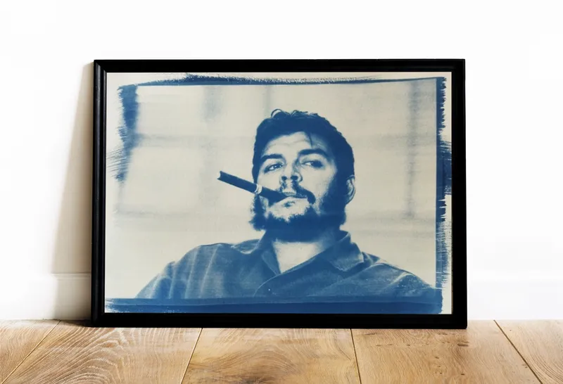Постер «Постер Че Гевара с сигарой — цианотипия» над диваном в гостиной