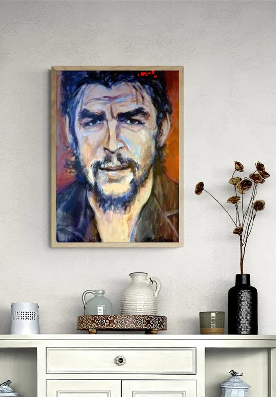 Постер «Постер Че Гевара — портрет маслом в тёплых тонах» над диваном в гостиной