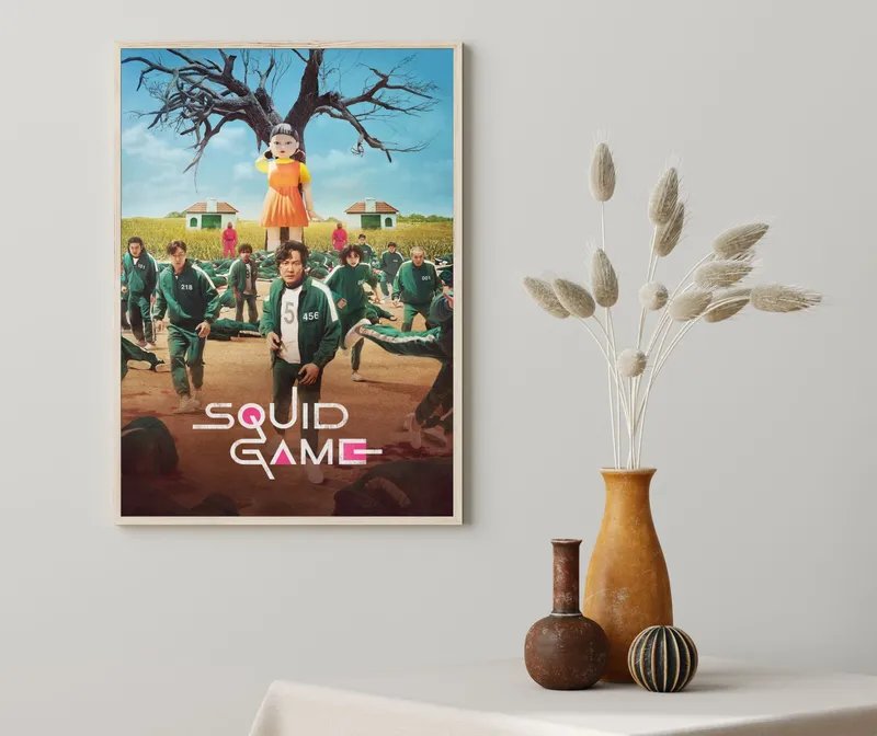 Постер «Постер Игра в кальмара — кукла Ёнхи и игроки на поле» над диваном в гостиной