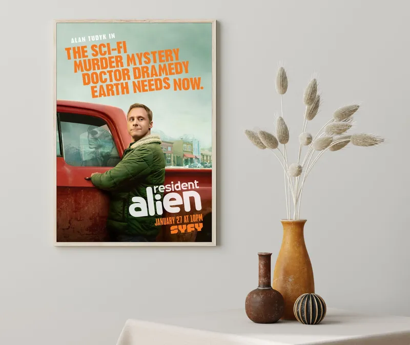 Постер «Постер Засланец из космоса — Гарри Вандершпигель у пикапа» над диваном в гостиной