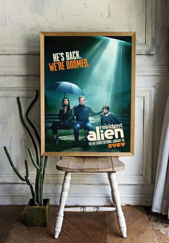 Постер «Постер Засланец из космоса — Герои на скамейке под лучом НЛО» на стене в офисе