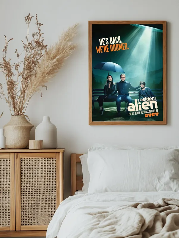 Постер «Постер Засланец из космоса — Герои на скамейке под лучом НЛО» над диваном в гостиной