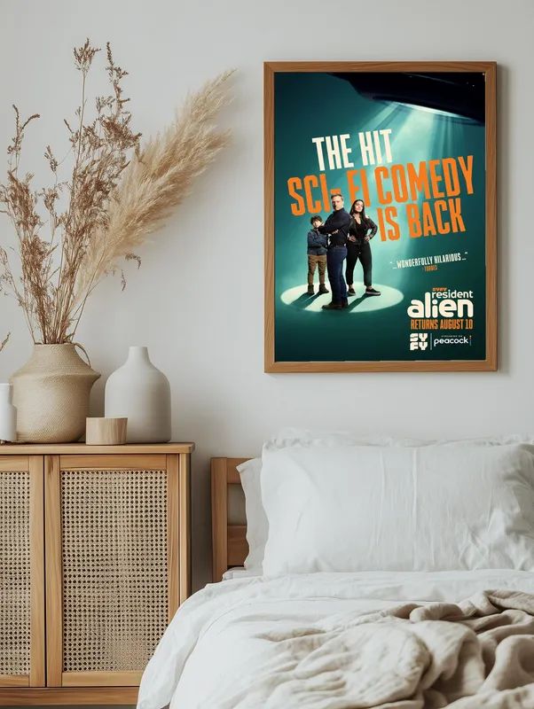 Постер «Постер Засланец из космоса — Хитовая научная фантастика» над диваном в гостиной