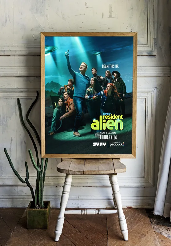 Постер «Постер Засланец из космоса — Весь каст третьего сезона» на стене в офисе