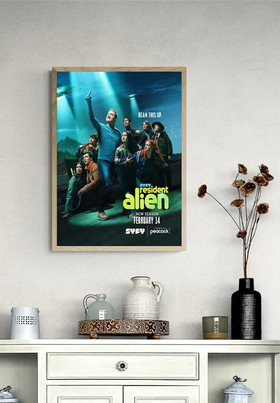 Постер «Постер Засланец из космоса — Весь каст третьего сезона» над диваном в гостиной