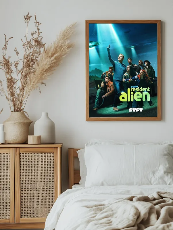 Постер «Постер Засланец из космоса — Каст и летающие тарелки» на стене в офисе