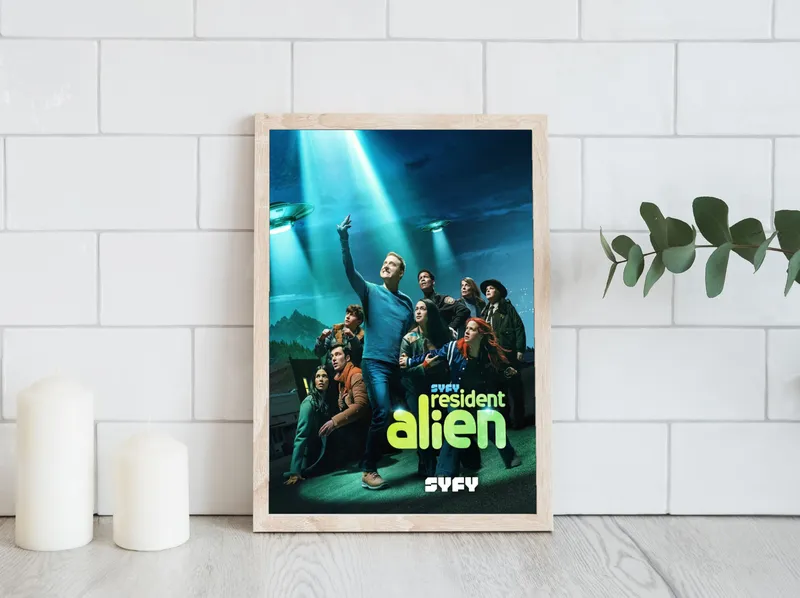 Постер «Постер Засланец из космоса — Каст и летающие тарелки» над диваном в гостиной