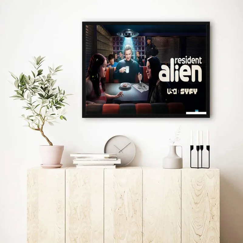 Постер «Постер Засланец из космоса — Сцена в закусочной, 4 сезон» на стене в офисе