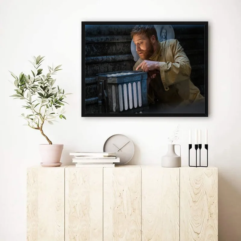 Постер «Постер Засланец из космоса — Гарри в инопланетной тюрьме» на стене в офисе