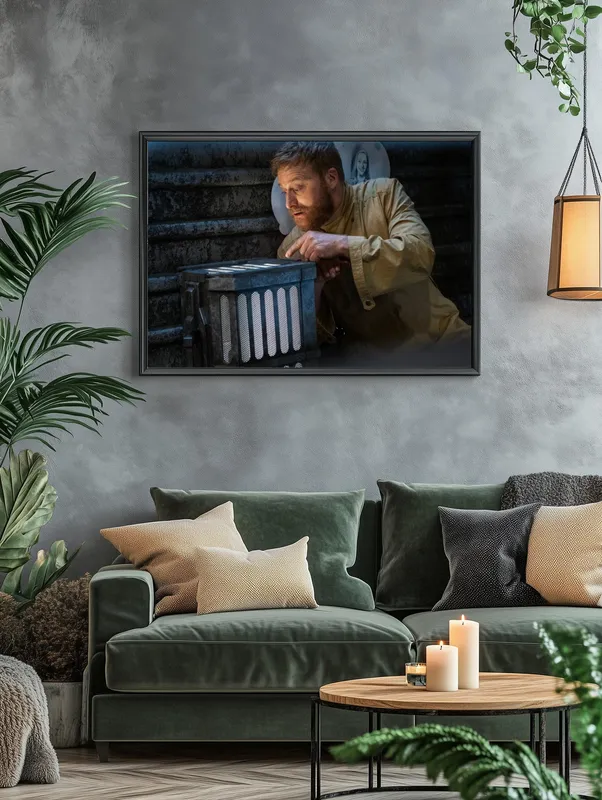 Постер «Постер Засланец из космоса — Гарри в инопланетной тюрьме» над диваном в гостиной