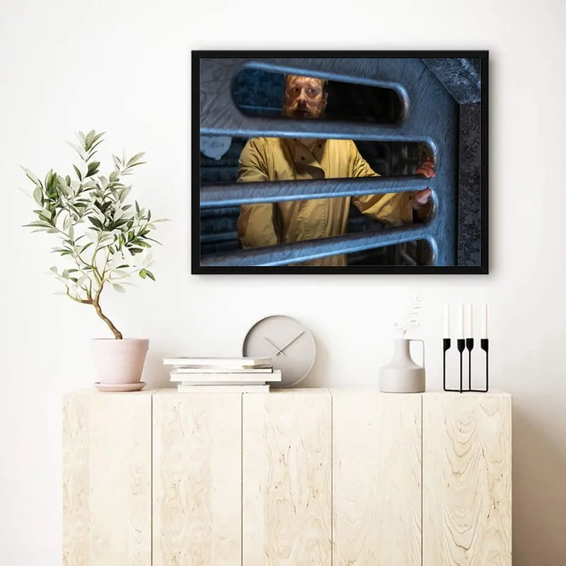 Постер «Постер Засланец из космоса — Гарри за решёткой» над диваном в гостиной