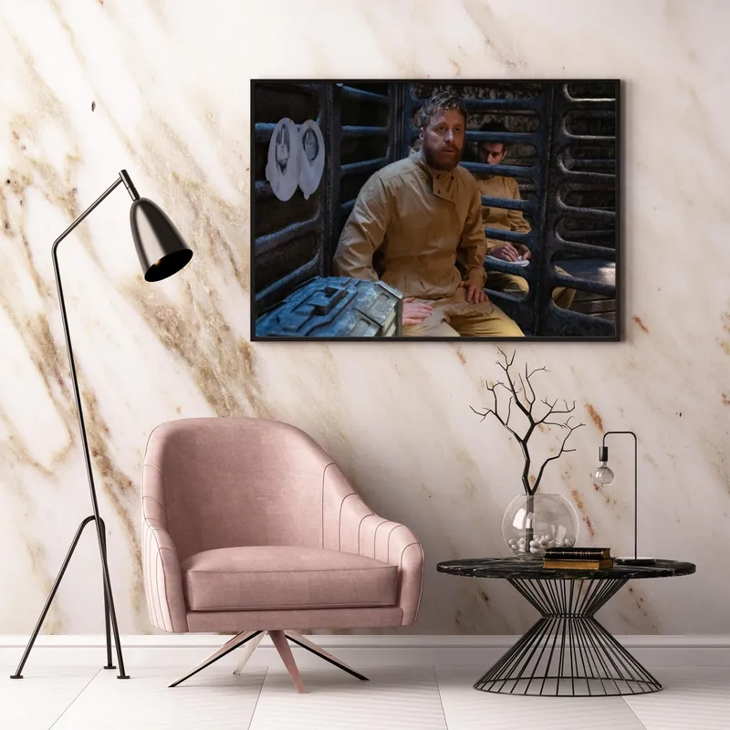 Постер «Постер Засланец из космоса — Гарри в камере лунной базы» над диваном в гостиной