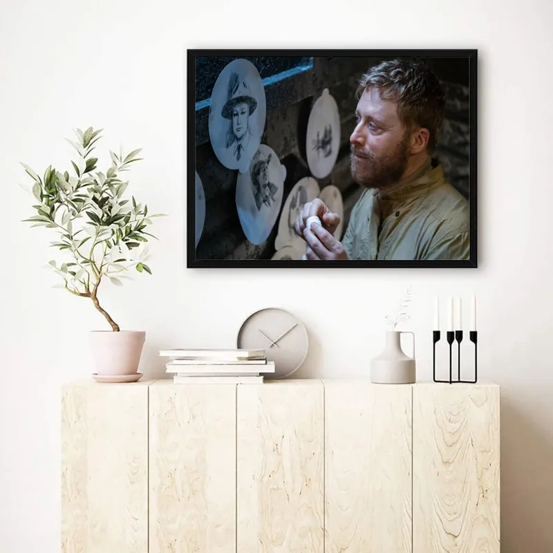 Постер «Постер Засланец из космоса — Гарри и рисунки в тюрьме» над диваном в гостиной