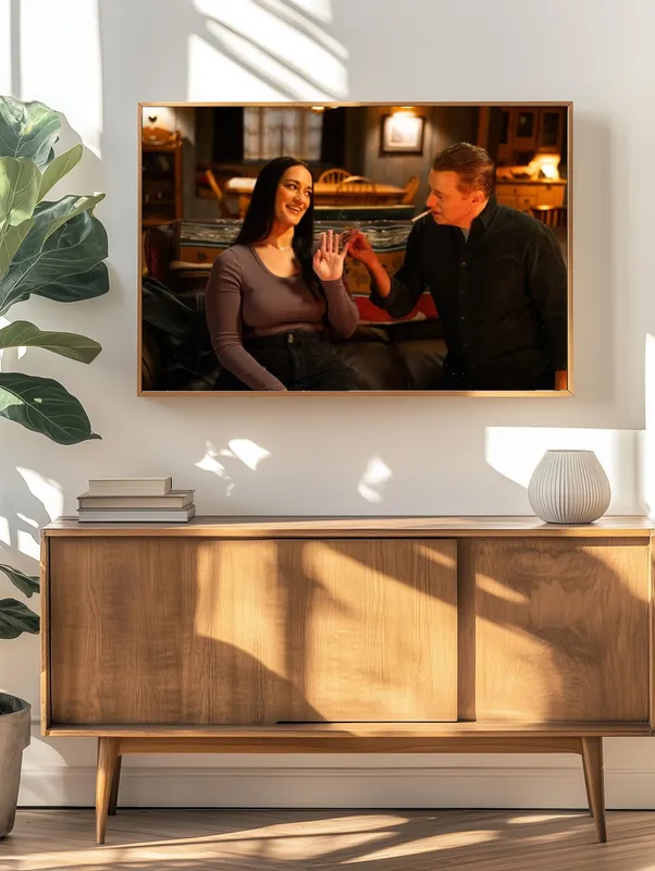 Постер «Постер Засланец из космоса — Аста и Гарри дома» над диваном в гостиной