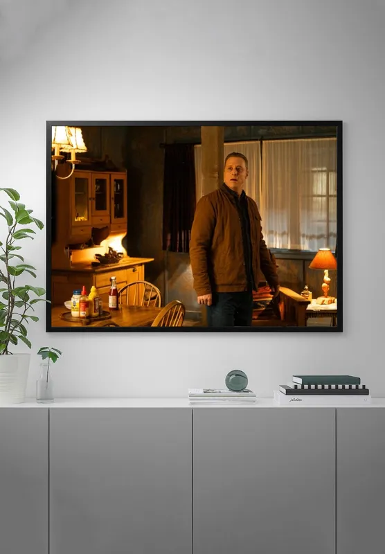 Постер «Постер Засланец из космоса — Мантид в облике Гарри» на стене в офисе