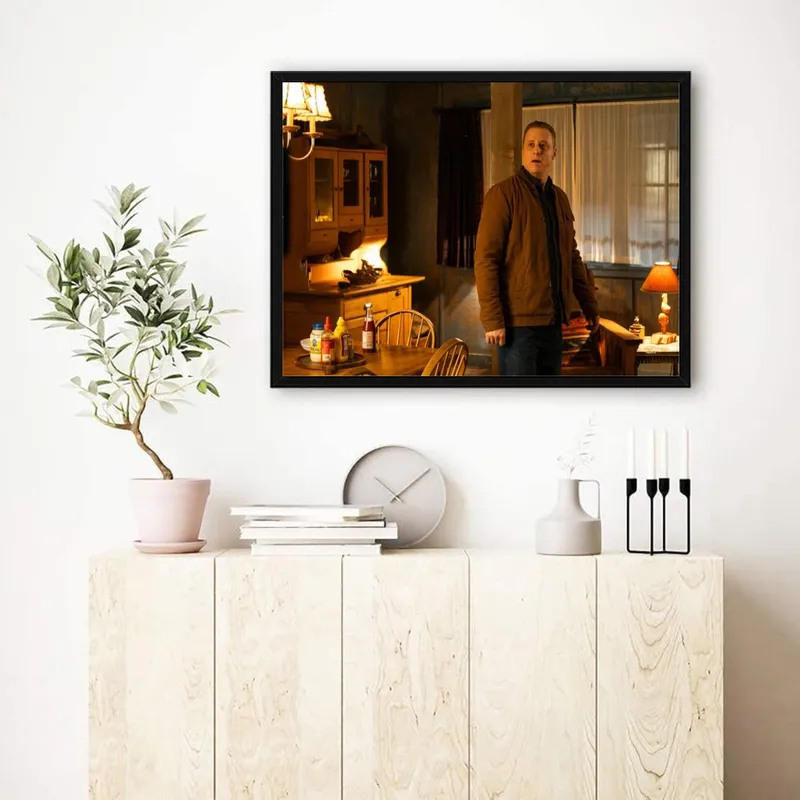 Постер «Постер Засланец из космоса — Мантид в облике Гарри» над диваном в гостиной