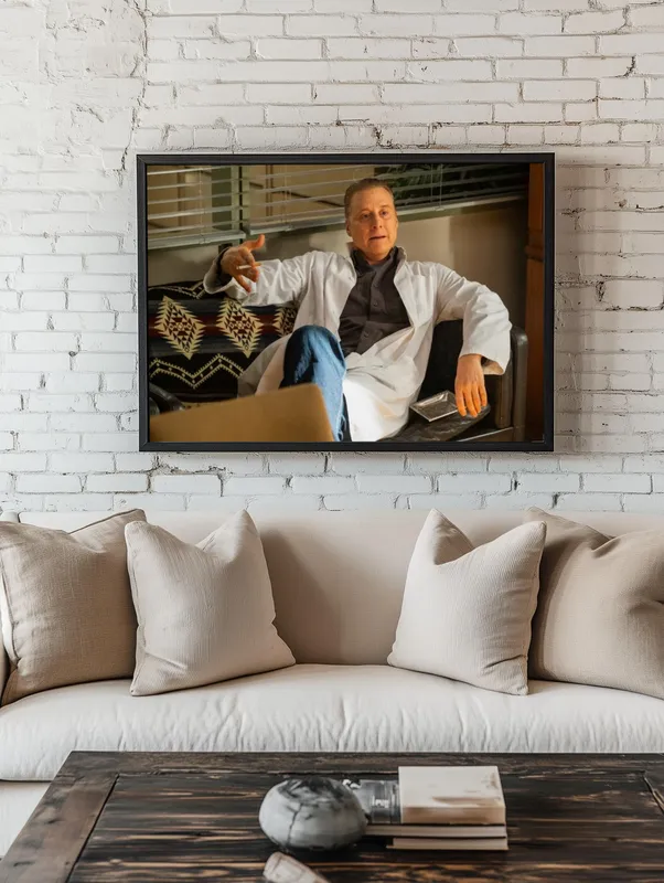 Постер «Постер Засланец из космоса — Гарри в белом халате» над диваном в гостиной