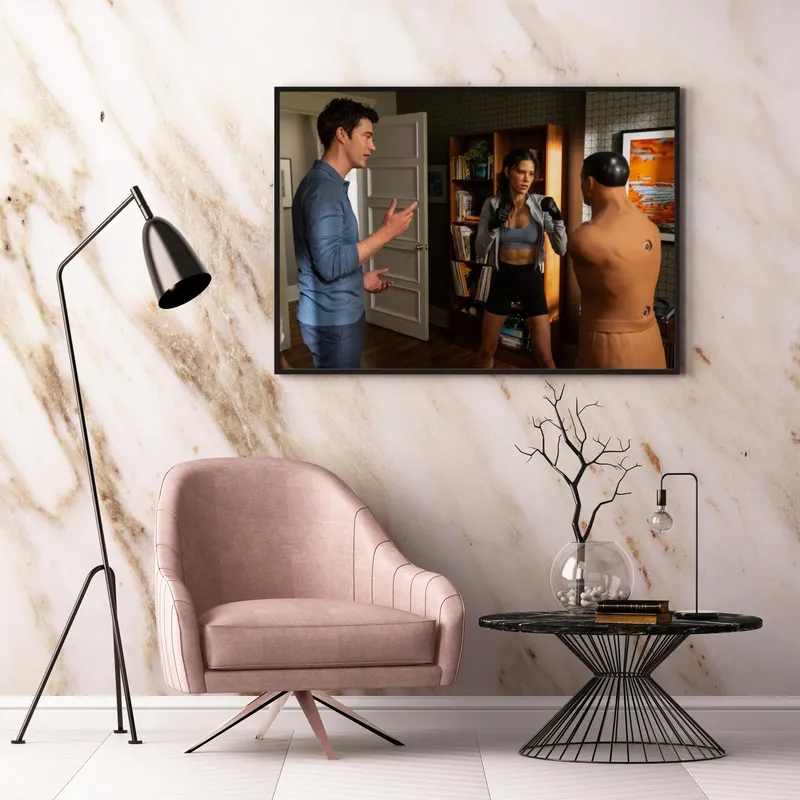 Постер «Постер Засланец из космоса — Д Арси Блум в тренировке» над диваном в гостиной