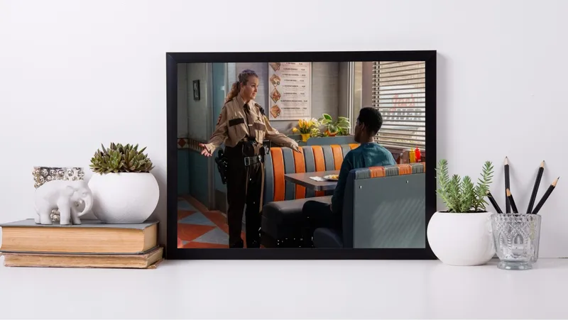 Постер «Постер Засланец из космоса — Шериф Бейкер в закусочной» на стене в офисе