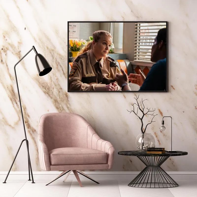 Постер «Постер Засланец из космоса — Портрет шерифа Лив Бейкер» над диваном в гостиной