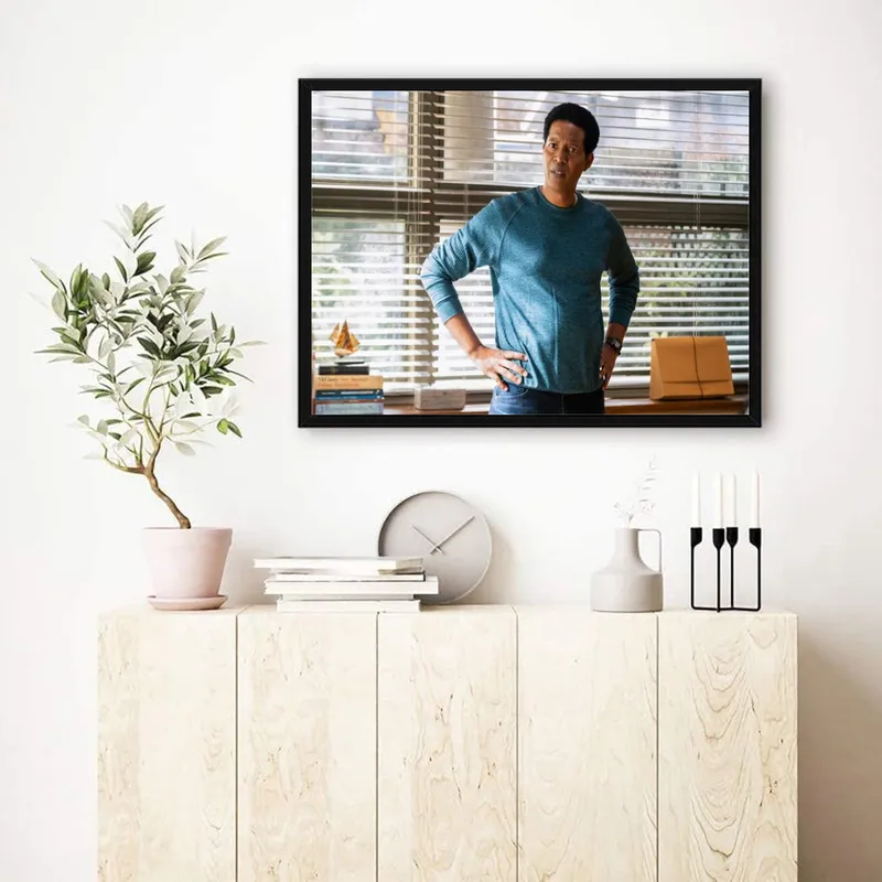 Постер «Постер Засланец из космоса — Майк Томпсон» на стене в офисе