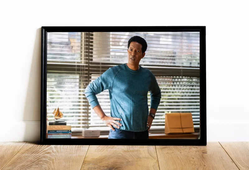 Постер «Постер Засланец из космоса — Майк Томпсон» над диваном в гостиной