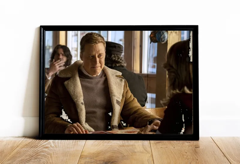 Постер «Постер Засланец из космоса — Гарри в дублёнке в закусочной» над диваном в гостиной