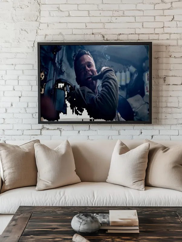 Постер «Постер Ярость — Кольер внутри танка, момент покоя» над диваном в гостиной