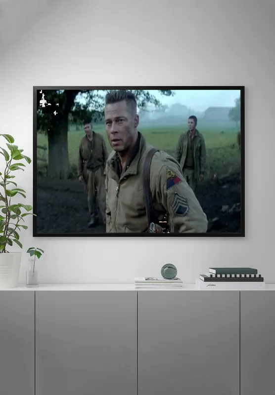 Постер «Постер Ярость — Воин ведёт отряд через немецкое поле» над диваном в гостиной