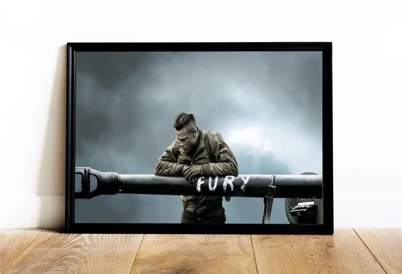Постер «Постер Ярость — Воин склонился над стволом Фьюри» над диваном в гостиной