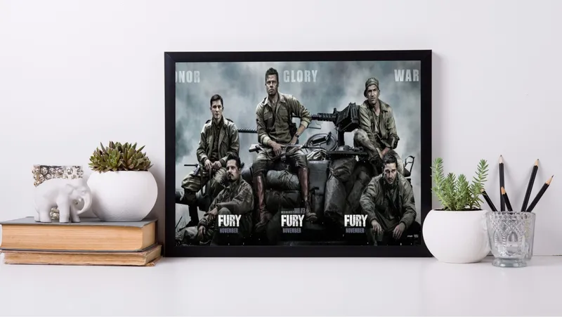 Постер «Постер Ярость — баннер Честь, Слава, Война» над диваном в гостиной