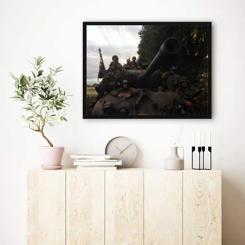 Постер «Постер Ярость — экипаж на марше, взгляд из окопа» над диваном в гостиной