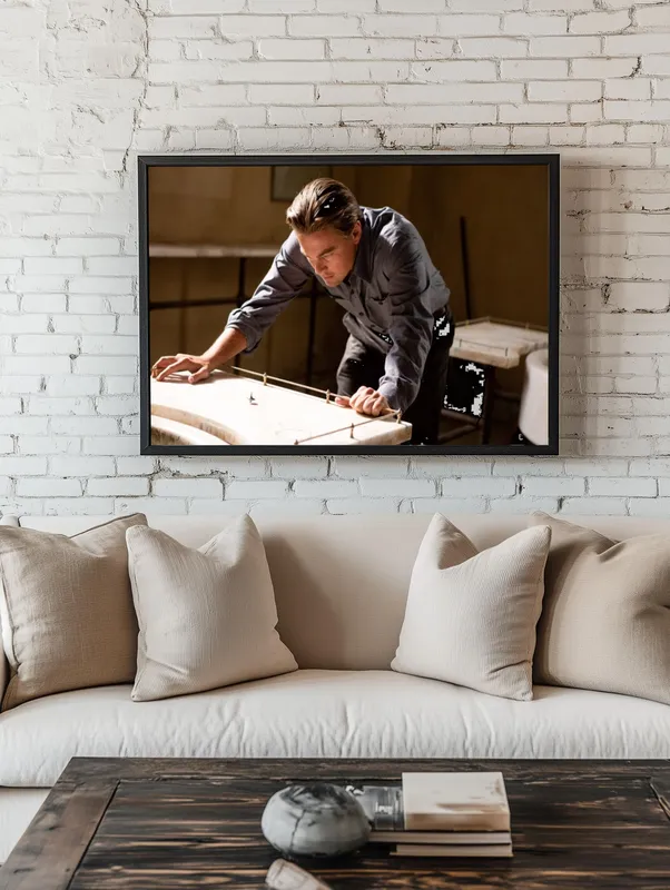 Постер «Постер Начало — Леонардо Ди Каприо в фильме Кристофера Нолана» над диваном в гостиной