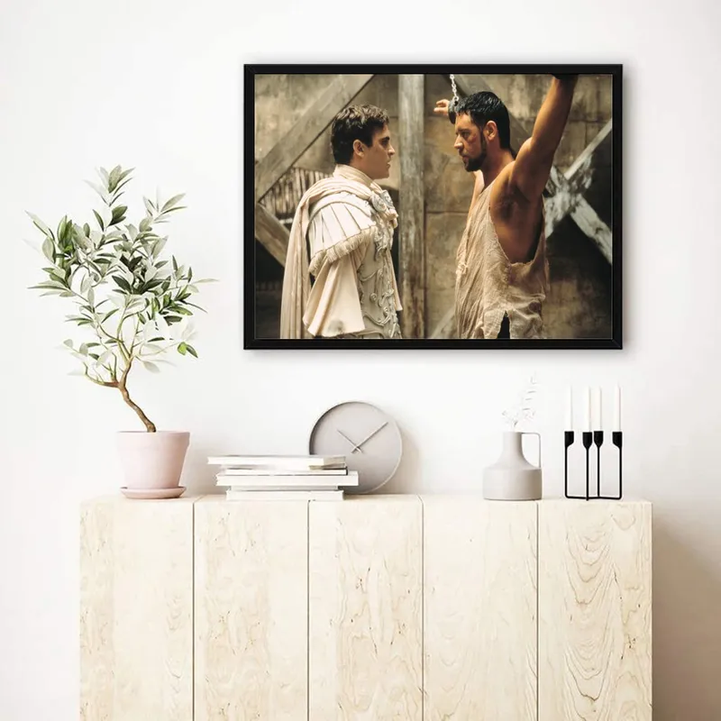 Постер «Постер Гладиатор — Максимус и Коммод» над диваном в гостиной