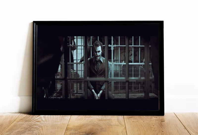 Постер «Постер Тёмный рыцарь — Джокер за решёткой» над диваном в гостиной