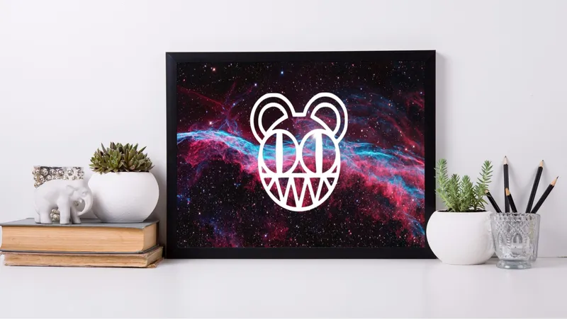 Постер «Постер Radiohead Modified Bear — логотип в космосе» на стене в офисе