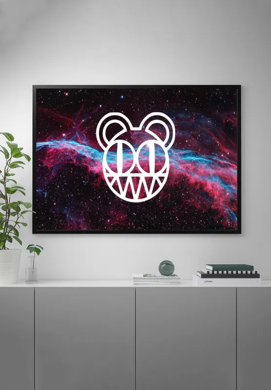 Постер «Постер Radiohead Modified Bear — логотип в космосе» над диваном в гостиной