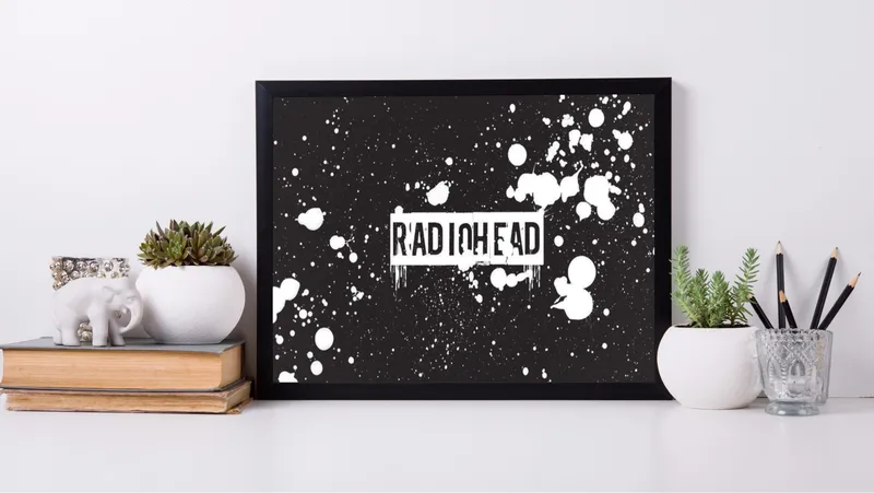 Постер «Постер Radiohead — гранж-логотип в брызгах» на стене в офисе