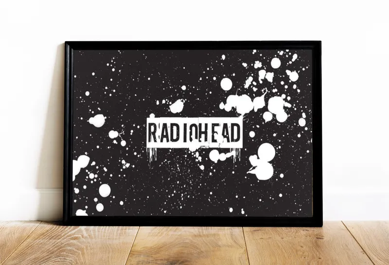 Постер «Постер Radiohead — гранж-логотип в брызгах» над диваном в гостиной