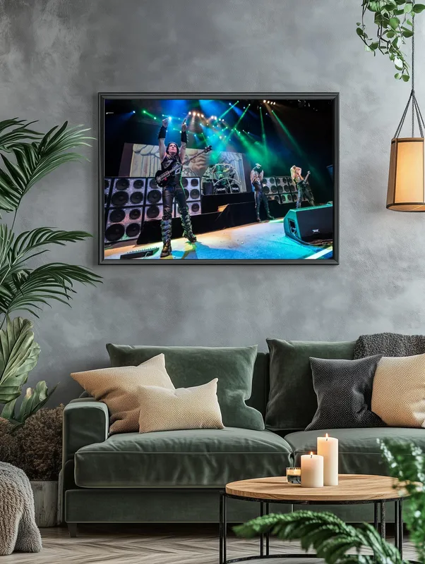 Постер «Постер Manowar — Концерт (группа на сцене)» над диваном в гостиной