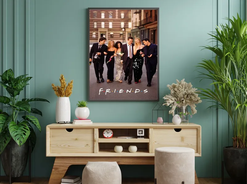 Постер «Постер Друзья — вечерняя прогулка» над диваном в гостиной
