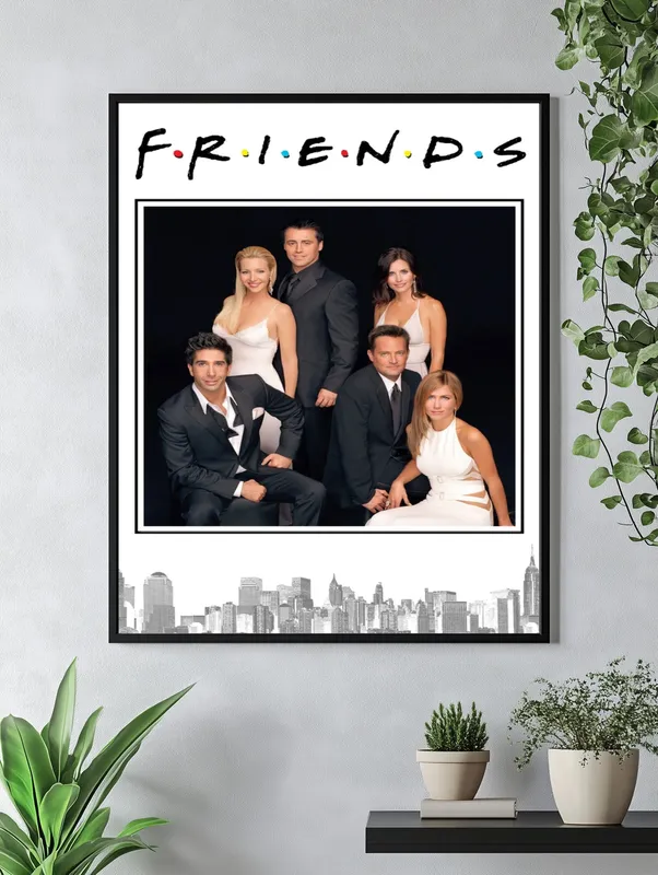 Постер «Постер Друзья — каст и Нью-Йорк» над диваном в гостиной
