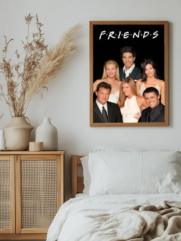 Постер «Постер Друзья — портреты на чёрном фоне» над диваном в гостиной