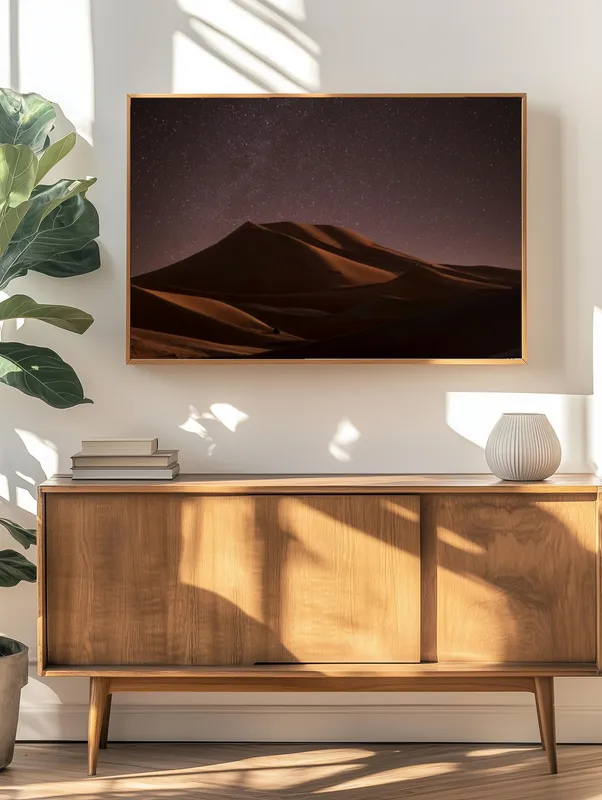 Постер «Постер Песчаные дюны Атакамы — ночной пейзаж Чили» над диваном в гостиной