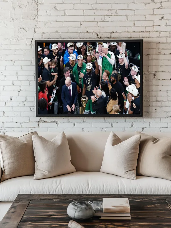 Постер «Постер Бостон Селтикс — вручение чемпионского трофея NBA 2024» над диваном в гостиной