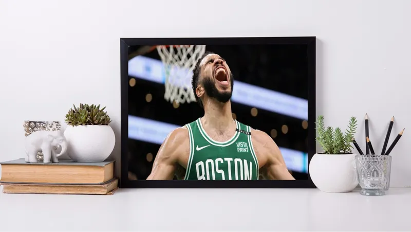 Постер «Постер Джейсон Тейтум — эмоции победы Boston Celtics» над диваном в гостиной